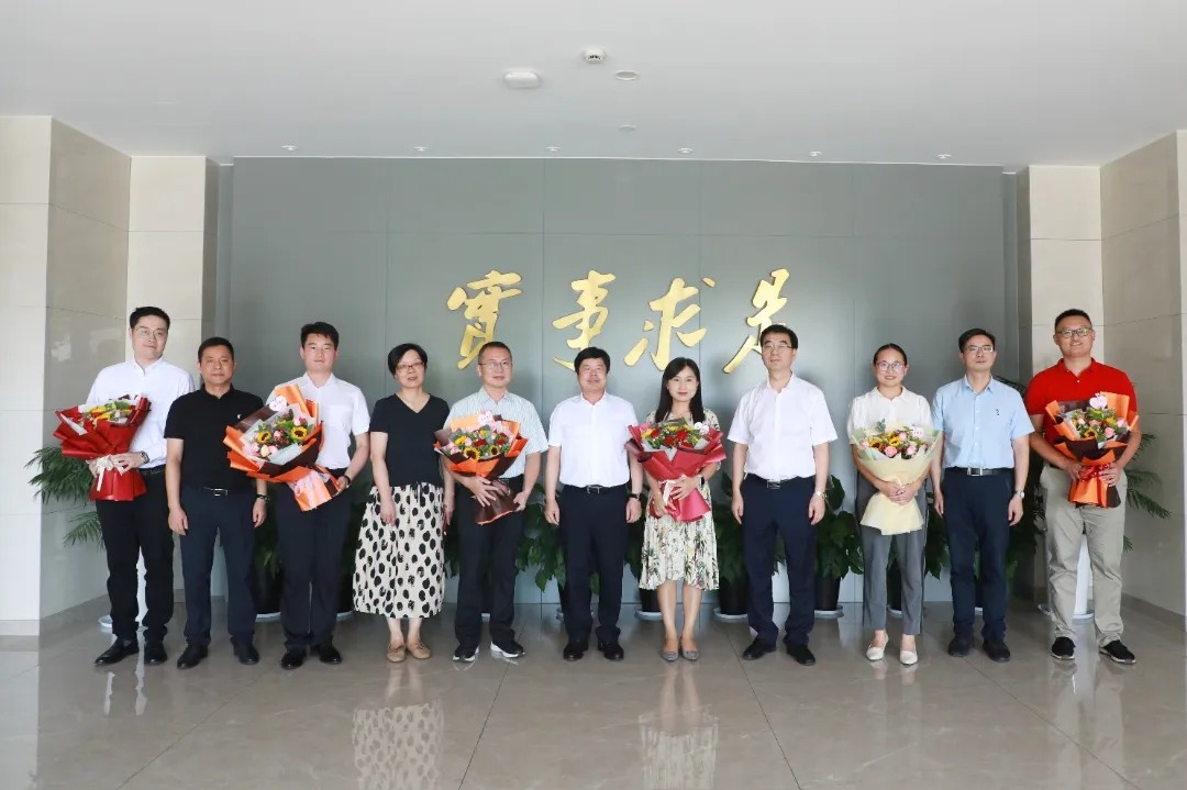 1669618421625046738.jpg 教师节合影.jpg